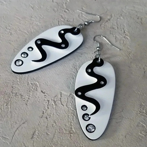 PinkDiva Jewelry - Retro White Black Lucite Austrian Crystal Freeform Oval Snake Dangle Earrings